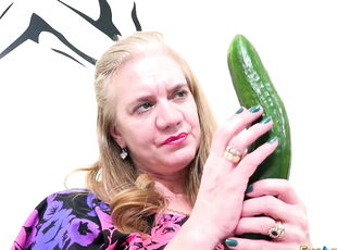 EuropeMaturE Solo with Classic Cucumber Sextoy